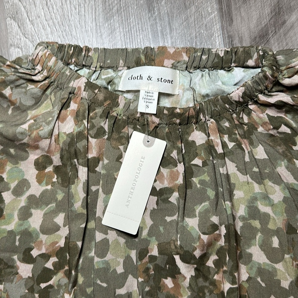 Cloth & Stone Anthropologie Green Camouflage Elastic Hems Blouse - Small - Picture 4 of 5